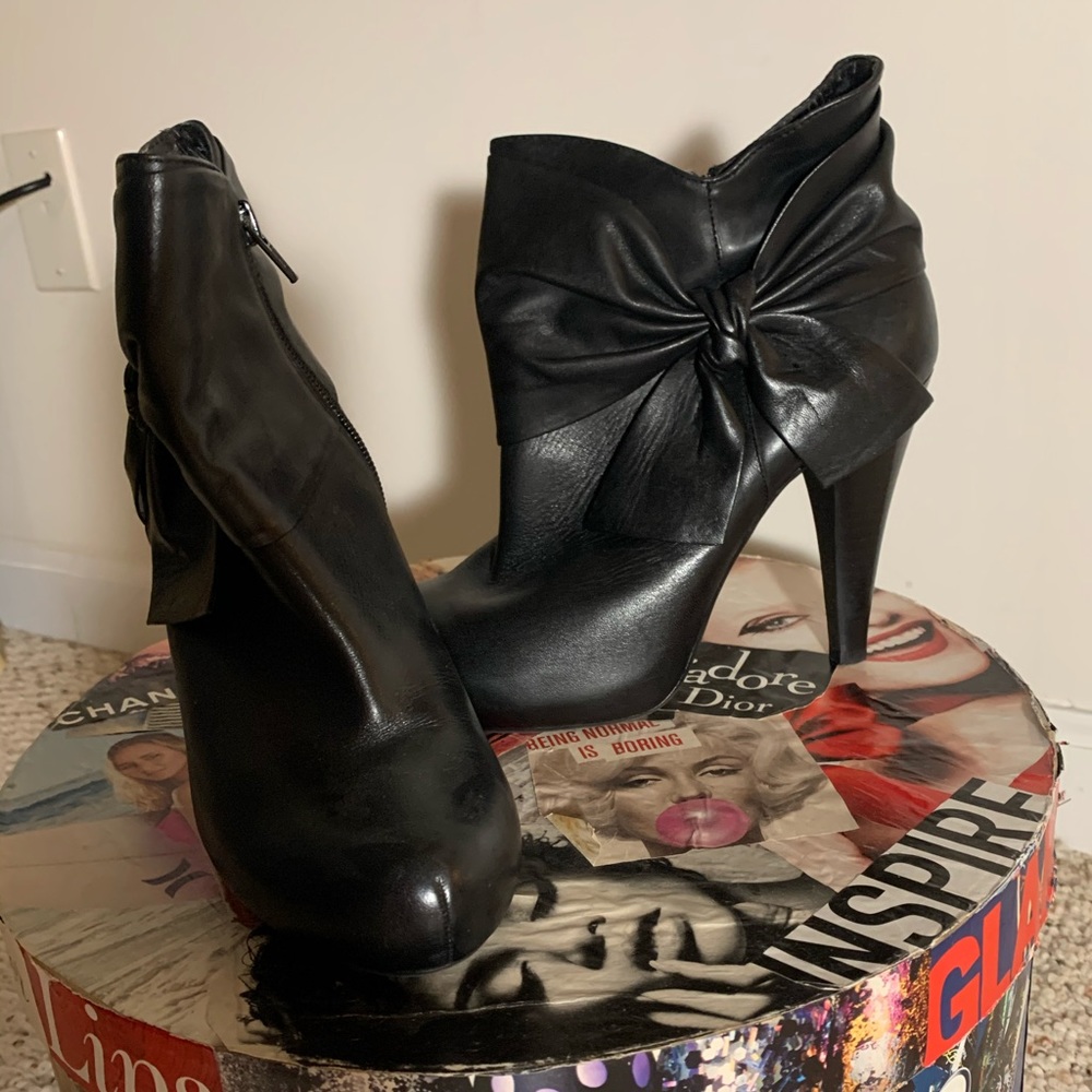 Black Gianni Bini bow heels